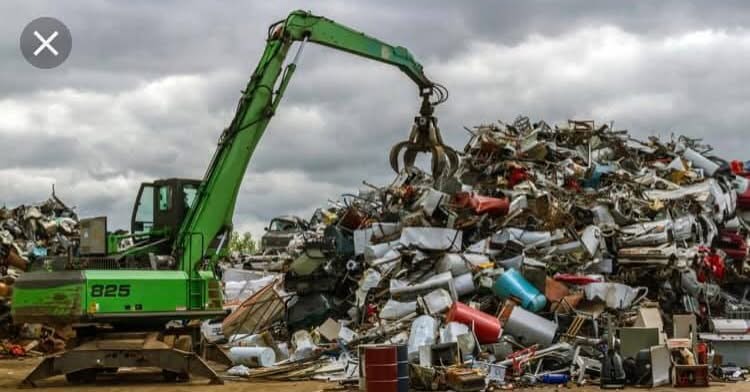 Zöld markoló fémhulladék halommal