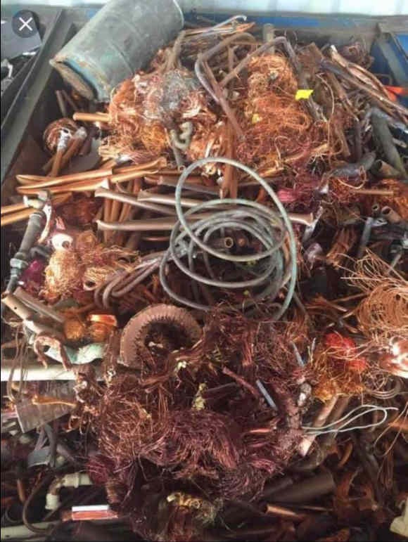 Réz és fémhulladék rakodón